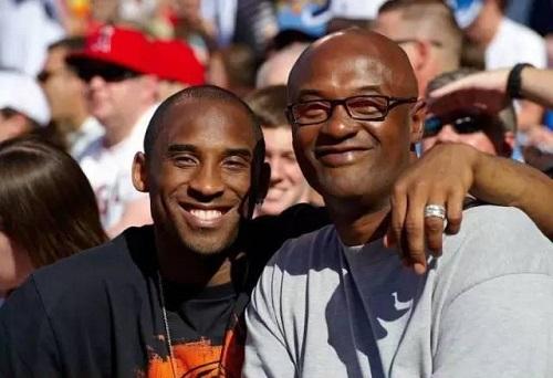 53岁齐达内夜游上海，与大妈踢毽子几分钟融入氛围，展现顶级球商（53岁齐达内夜逛沪上，与大妈踢毽子几分钟就打成一片，顶级球商尽显）