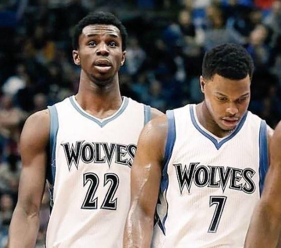 曼城对阵水晶宫，争夺英超争四及争冠席位，双方势均力敌，比赛充满看点。（曼城VS水晶宫：英超争冠／争四焦点对决，双方旗鼓相当，看点十足）