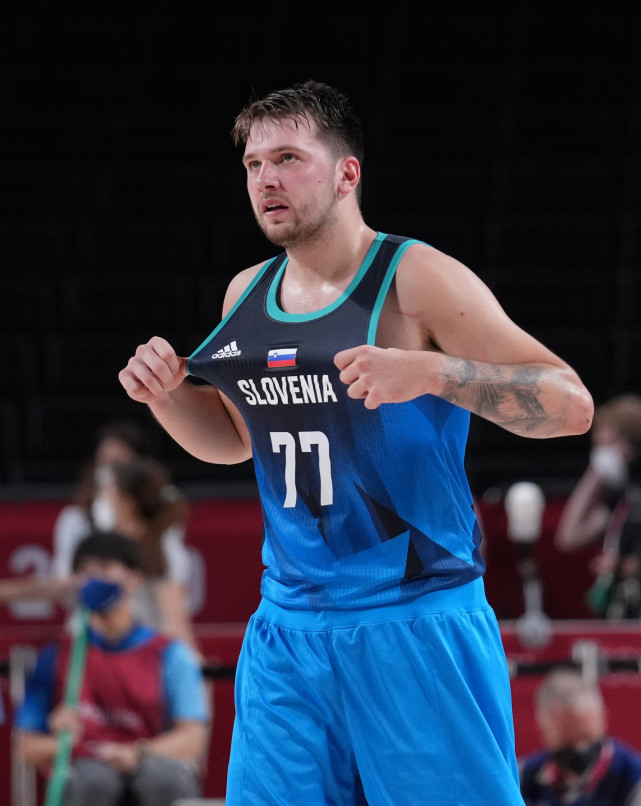 骑士背靠背迎战鹈鹕 朗佐·鲍尔因伤病管理缺席比赛 加兰出战成疑（骑士背靠背对阵鹈鹕：朗佐·鲍尔因伤病管理缺席，加兰出战成疑）