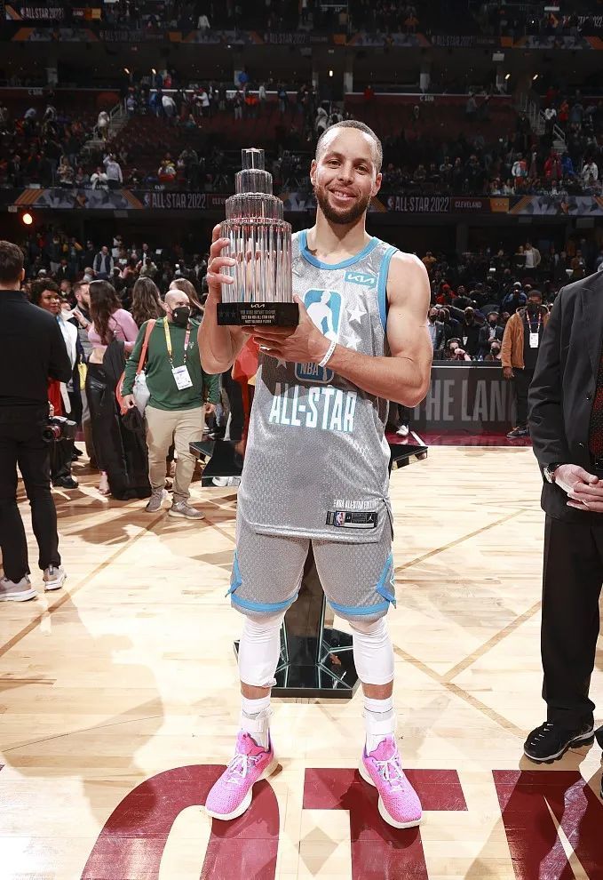 龙塞罗：维尼修斯换头像非正确做法，姆巴佩认为C罗不可超越（龙塞罗批评维尼修斯更换头像不当，姆巴佩称C罗无人能超越）