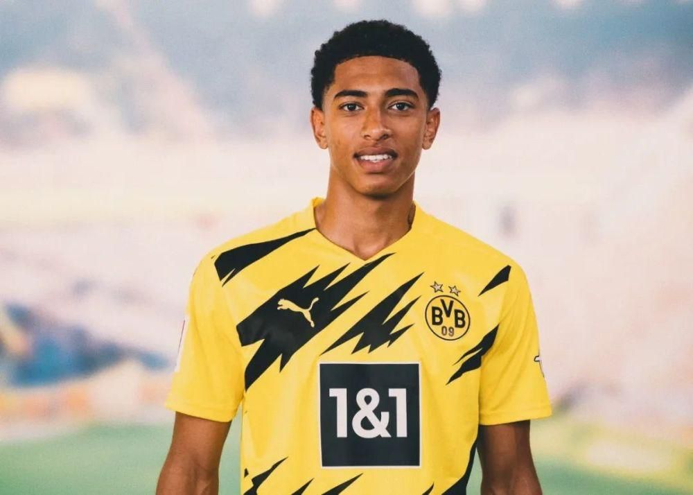 另一个半球的思念，奥斯卡晒出在家观看海港亚冠比赛照片（远隔重洋心系海港，奥斯卡晒在家观战亚冠照）