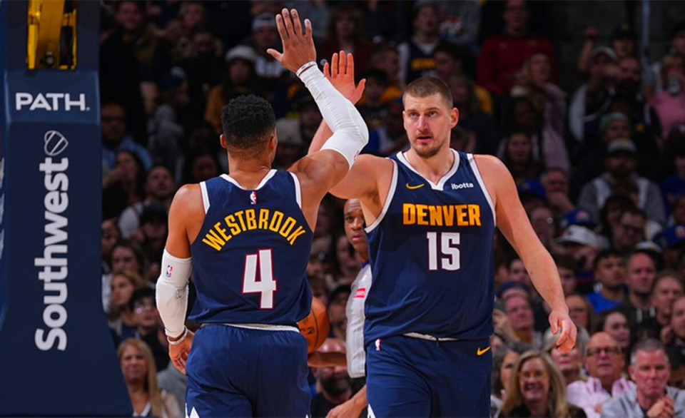 进攻状态惨淡！勇士&鹈鹕首节三分21中2仅得35分（进攻低迷：勇士与鹈鹕首节三分21投仅2中，合计仅35分）