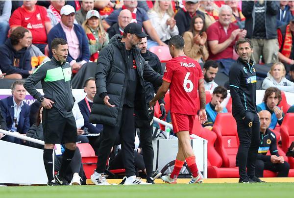 科贝记者：法兰克福球迷往巴萨球迷区投掷杂物甚至发射焰火（科贝记者称：法兰克福球迷向巴萨看台抛掷杂物并燃放焰火）