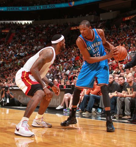 内马尔那些骚操作名场面瞬间，不愧是把任加足球发扬光大球星之一（内马尔那些炫技高光瞬间，美丽足球的代表之一）