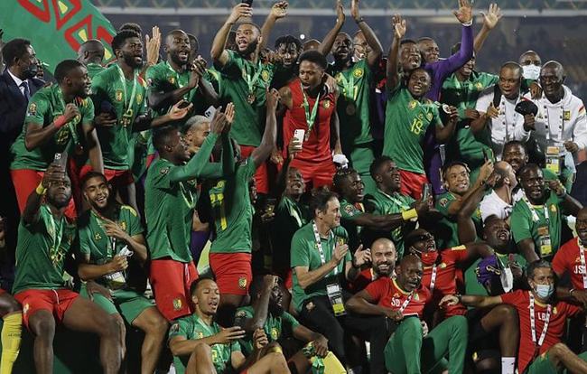 半场战报：马刺61-59尼克斯 文班4分4板 OG10中8轰20分布伦森15+4（半场速报：马刺61-59暂领先尼克斯，文班亚马4分4板，OG10投8中砍20分，布伦森15分4助）